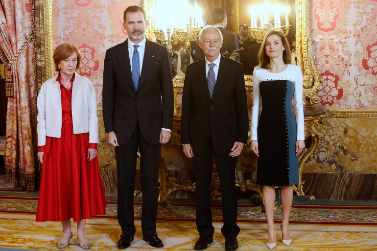 MADRID, SPAIN - APRIL 19: (L-R) Ana Soler, King Felipe VI of Spain, Spanish author Eduardo Mendoza and Queen Letizia of Spain attend an official lunch for 'Miguel de Cervantes 2016' Literature award at the Royal Palace on April 19, 2017 in Madrid, Spain. (Photo by Jose Luis Cuesta - Pool/Getty Images)