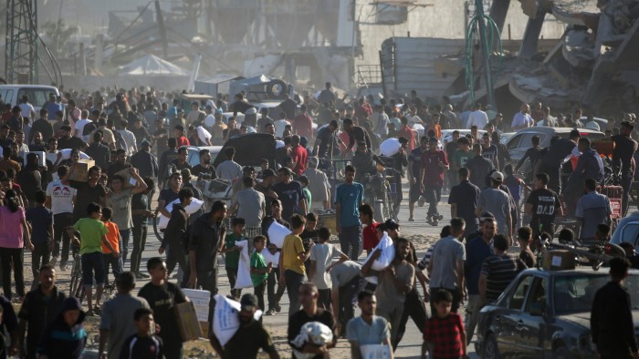 الفلسطينيون ينهبون مستودع نظام عمل مع جوع واسع الانتشار يعمق فوضى غزة