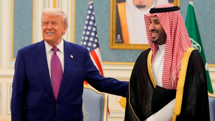 دونالد ترامب يشهد المملكة العربية السعودية وهو يكشف عن صفقات الذكاء الاصطناعي والدفاع