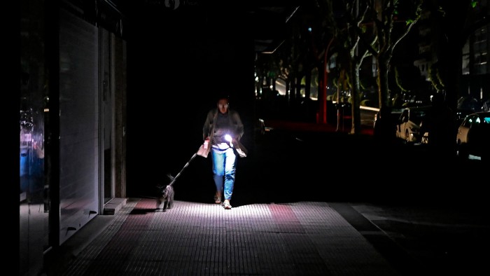 تحقق إسبانيا نقاط الضعف الإلكترونية في محطات الطاقة الصغيرة بعد تعتيم