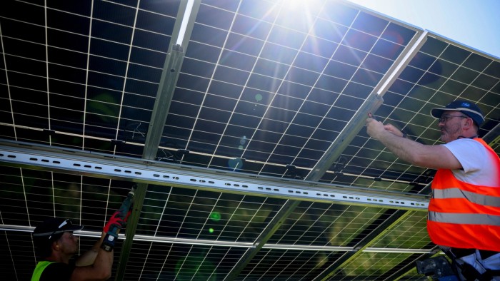 الاتحاد الأوروبي قريب من الوصول إلى أهداف المناخ على الرغم من رد الفعل الأخضر