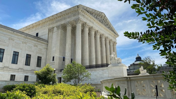 تشير المحكمة العليا إلى أنه يمكن أن يحمي الاحتياطي الفيدرالي من دونالد ترامب