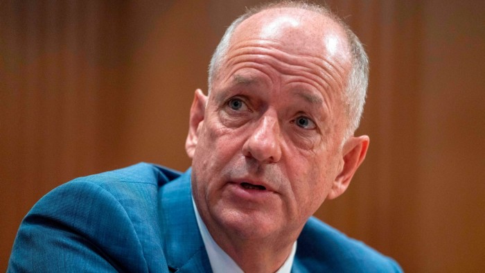 رئيس يونايتد هيلث أندرو ويتي يتنحى بعد انخفاض المشاركة