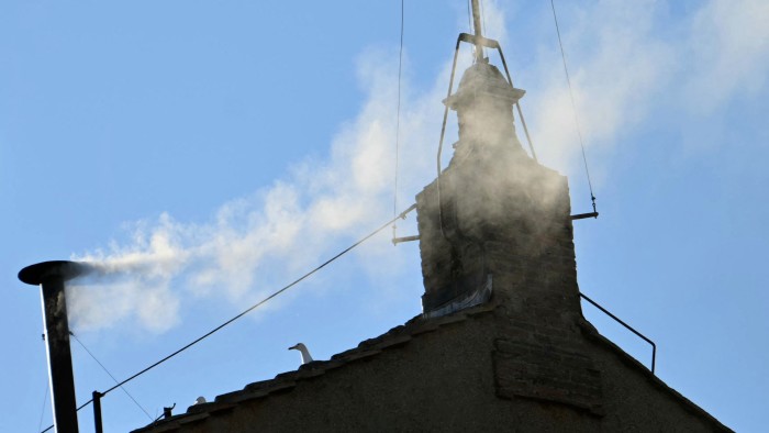 تم انتخاب البابا الجديد بينما يظهر دخان أبيض على الفاتيكان