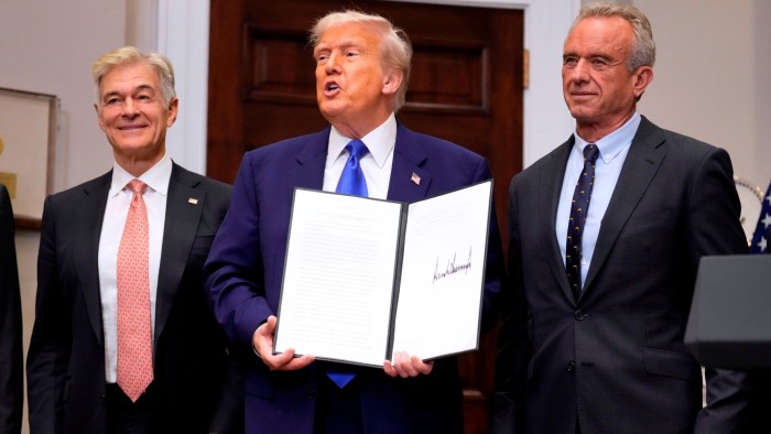 يميل دونالد ترامب إلى اليسار في محاولة لإحياء أرقام الاستطلاع المتقدمة