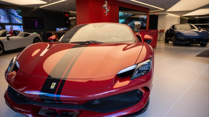 لا يزال الطلب الفائق فيراري في الولايات المتحدة “ساخنًا” على الرغم من ارتفاع الأسعار