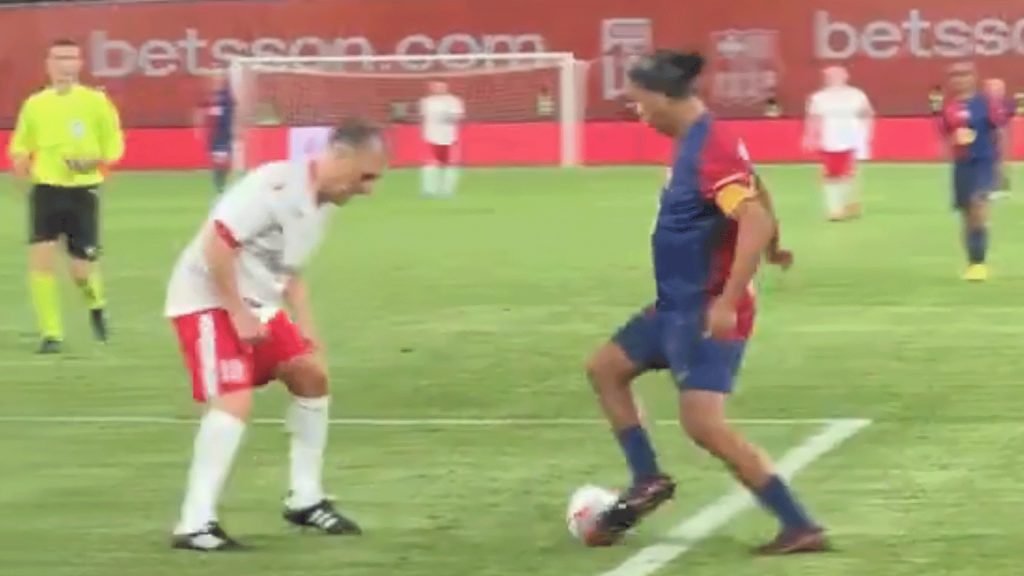 شاهد.. البرازيلي رونالدينيو في الـ45 عاما يتلاعب بالمدافعين