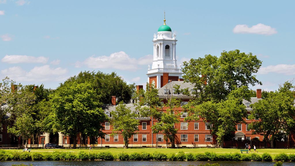 ترامب يسحب ترخيص هارفارد لاستقبال الطلاب الأجانب وسط نزاع قضائي