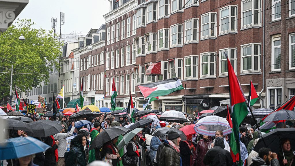 مسيرة في هولندا تدعو لوقف التعامل العسكري مع إسرائيل