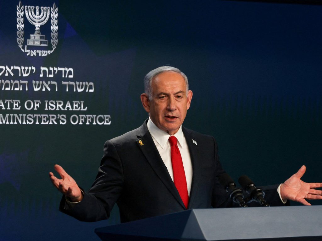 نتنياهو يقر باعتقال آلاف الفلسطينيين وتصويرهم عراة ويُنكر سياسة التجويع