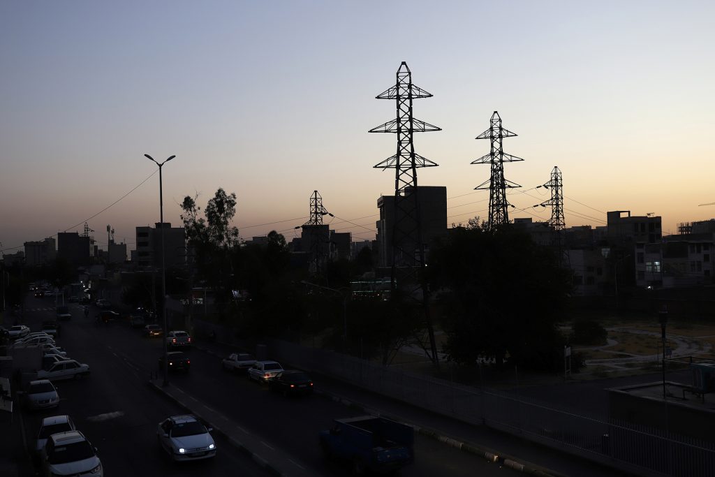 خسائر اقتصادية واستياء شعبي جراء أزمة الكهرباء في إيران