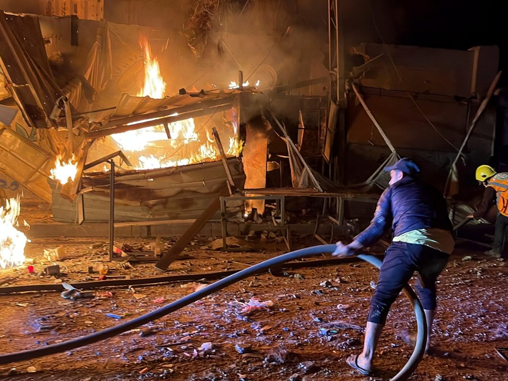 شهداء وجرحى بقصف على دير البلح وخان يونس