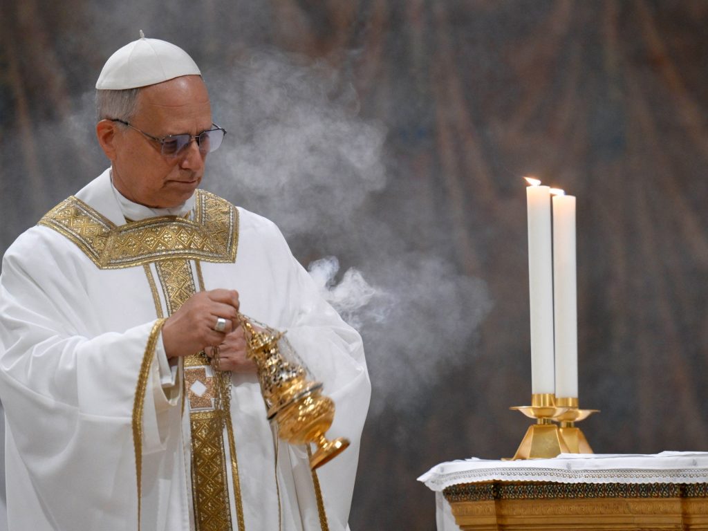 البابا الجديد يأسف لتراجع الإيمان أمام “المال والسلطة واللذة”