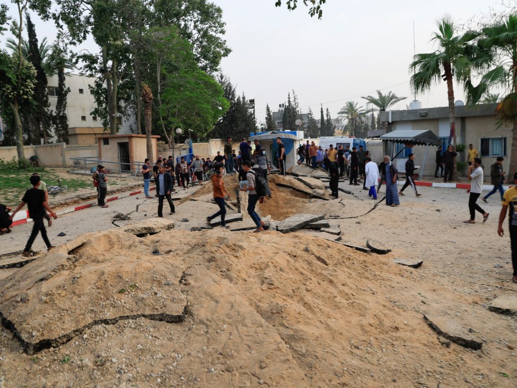 استشهاد عائلة في غارات ليلية على مخيم للنازحين بخان يونس