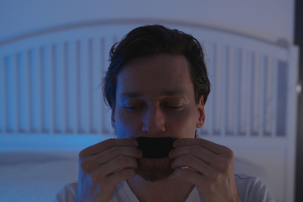 إغلاق الفم ليلا بشريط لاصق قد يسبب الاختناق