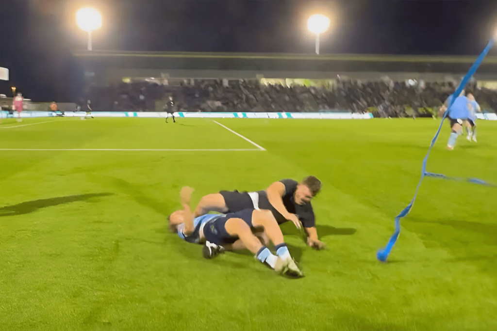 شاهد.. إصابة لاعب بعد اصطدام عنيف بأحد المشجعين