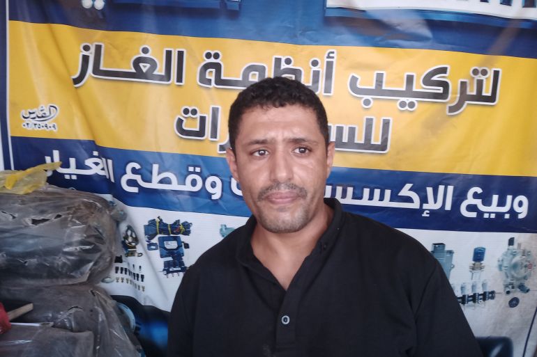 عبد العزيز الرميش، يشرح طريقة تحويل نظام التشغيل للمركبات إلى غاز (الجزيرة)