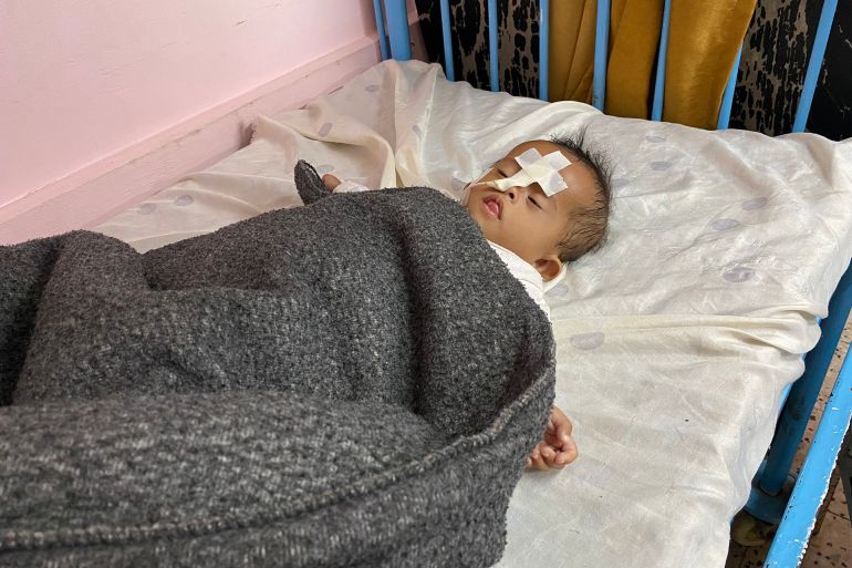 الرضيعة سما القاضي ترقد في غرفة سوء التغذية للأطفال في مجمع ناصر بسبب ثبات وزنها وتوقف نموها نتيجة المجاعة-رائد موسى-خان يونس-الجزيرة نت