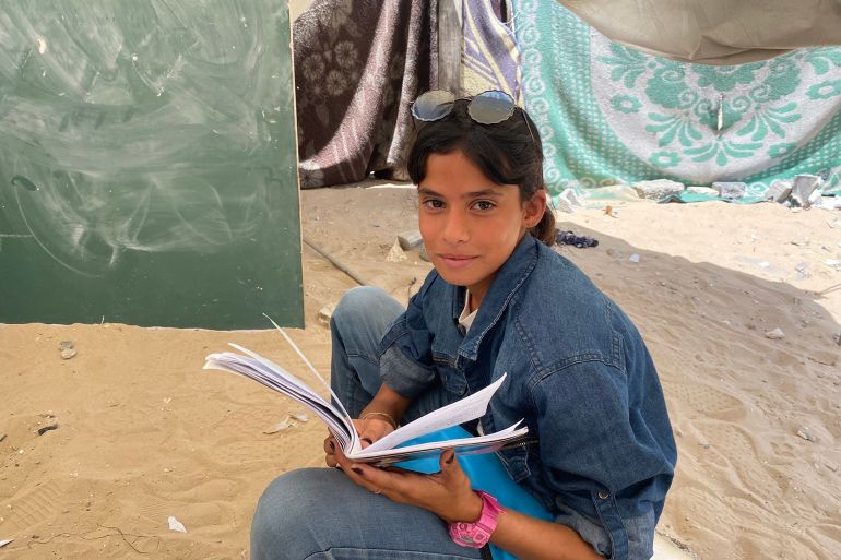 الطفلة غزل كساب لم تأكل الخبز منذ شهرين وخسرت 11 كيلوغراما من وزنها-رائد موسى-خان يونس-الجزيرة نت