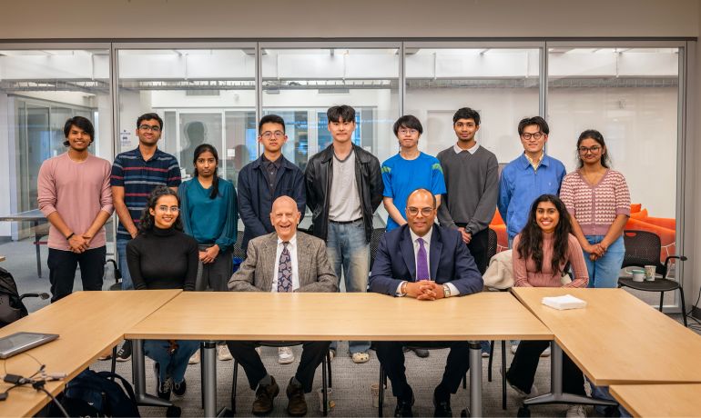 البروفيسور والباحث المغربي أنس باري