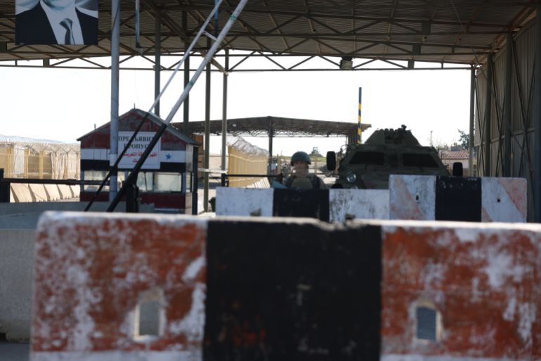 عناصر من الجيش تضع حاجزاً على باب القاعدة(الجزيرة نت)