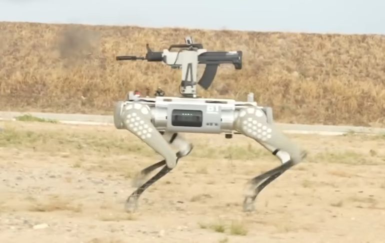 روبوتات مسلحة رباعية الأرجل خلال التدريبات العسكرية الأخيرة مع كمبوديا (يئة الإذاعة والتلفزيون الصينية)