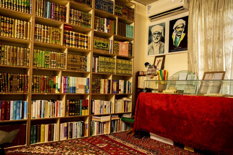 تحتفظ إحدى التكايا في محافظة أربيل بإقليم كردستان في شمال العراق، بمخطوطات أثرية، تضم قصائد للشاعر "أنوري" يعود تاريخها إلى سبعة قرون، وكتبا مطبوعة بعناية فائقة باسم السلطان العثماني عبد العزيز. تكية "هيران" التاريخية الواقعة في منطقة هيران بقضاء شقلاوة تمتعت بدور ديني مهم في المنطقة على مر تاريخها الممتد لـ 4 قرون. وتضررت العديد من المخطوطات الموجودة في التكية بسبب هجمات النظام العراقي بين عامي 1961 و1987، حتى أن مخطوطة تم جمعها عام 1297 وتحتوي قصائد الشاعر أنوري الذي عاش في عهد الدولة السلجوقية، لم يبق منها سوى صفحة واحدة. كما تضم التكية كتبا من العصر العثماني بينها أعمال مطبوعة باسم السلطان عبدالعزيز. ( Ahsan Mohammed Ahmed Ahmed - وكالة الأناضول )