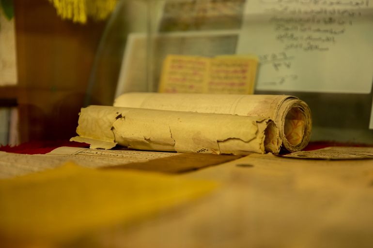 تحتفظ إحدى التكايا في محافظة أربيل بإقليم كردستان في شمال العراق، بمخطوطات أثرية، تضم قصائد للشاعر "أنوري" يعود تاريخها إلى سبعة قرون، وكتبا مطبوعة بعناية فائقة باسم السلطان العثماني عبد العزيز. تكية "هيران" التاريخية الواقعة في منطقة هيران بقضاء شقلاوة تمتعت بدور ديني مهم في المنطقة على مر تاريخها الممتد لـ 4 قرون. وتضررت العديد من المخطوطات الموجودة في التكية بسبب هجمات النظام العراقي بين عامي 1961 و1987، حتى أن مخطوطة تم جمعها عام 1297 وتحتوي قصائد الشاعر أنوري الذي عاش في عهد الدولة السلجوقية، لم يبق منها سوى صفحة واحدة. كما تضم التكية كتبا من العصر العثماني بينها أعمال مطبوعة باسم السلطان عبدالعزيز. ( Ahsan Mohammed Ahmed Ahmed - وكالة الأناضول )