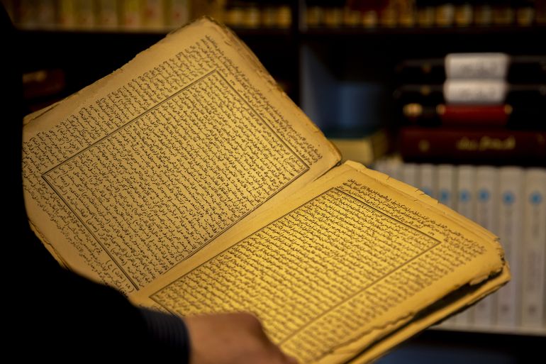 تحتفظ إحدى التكايا في محافظة أربيل بإقليم كردستان في شمال العراق، بمخطوطات أثرية، تضم قصائد للشاعر "أنوري" يعود تاريخها إلى سبعة قرون، وكتبا مطبوعة بعناية فائقة باسم السلطان العثماني عبد العزيز. تكية "هيران" التاريخية الواقعة في منطقة هيران بقضاء شقلاوة تمتعت بدور ديني مهم في المنطقة على مر تاريخها الممتد لـ 4 قرون. وتضررت العديد من المخطوطات الموجودة في التكية بسبب هجمات النظام العراقي بين عامي 1961 و1987، حتى أن مخطوطة تم جمعها عام 1297 وتحتوي قصائد الشاعر أنوري الذي عاش في عهد الدولة السلجوقية، لم يبق منها سوى صفحة واحدة. كما تضم التكية كتبا من العصر العثماني بينها أعمال مطبوعة باسم السلطان عبدالعزيز. ( Ahsan Mohammed Ahmed Ahmed - وكالة الأناضول )