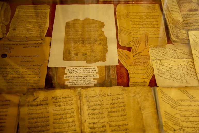 وثائق عثمانية محفوظة داخل خزائن مكتبة تكية هيران.