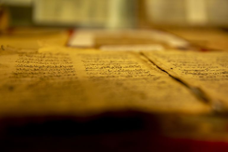 تفصيل لكتابة دقيقة بخط النسخ في إحدى المخطوطات النادرة.