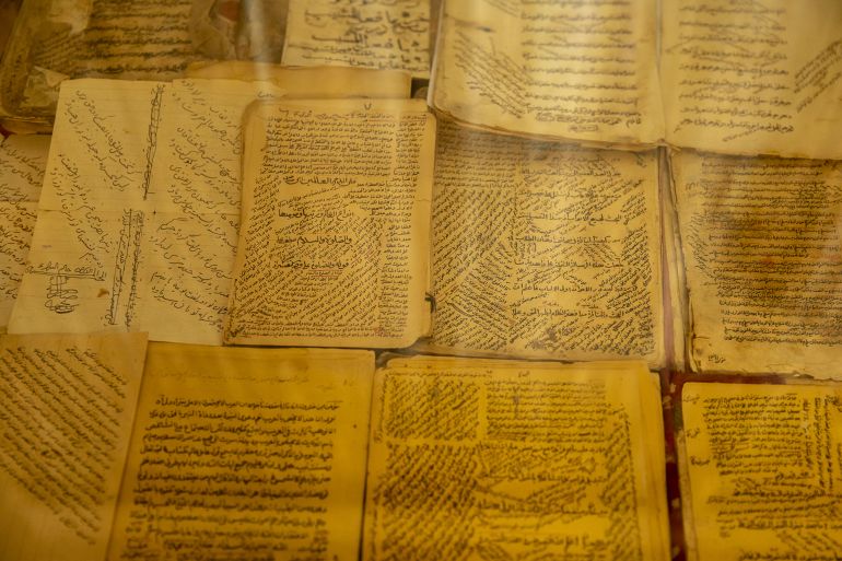 نسخة أثرية مصفحة تحتوي على متون شرعية محفوظة بعناية.