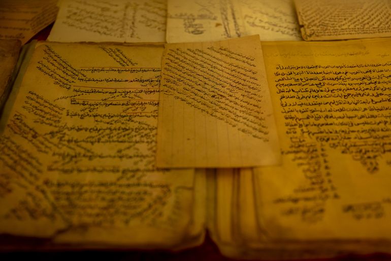 تحتفظ إحدى التكايا في محافظة أربيل بإقليم كردستان في شمال العراق، بمخطوطات أثرية، تضم قصائد للشاعر "أنوري" يعود تاريخها إلى سبعة قرون، وكتبا مطبوعة بعناية فائقة باسم السلطان العثماني عبد العزيز. تكية "هيران" التاريخية الواقعة في منطقة هيران بقضاء شقلاوة تمتعت بدور ديني مهم في المنطقة على مر تاريخها الممتد لـ 4 قرون. وتضررت العديد من المخطوطات الموجودة في التكية بسبب هجمات النظام العراقي بين عامي 1961 و1987، حتى أن مخطوطة تم جمعها عام 1297 وتحتوي قصائد الشاعر أنوري الذي عاش في عهد الدولة السلجوقية، لم يبق منها سوى صفحة واحدة. كما تضم التكية كتبا من العصر العثماني بينها أعمال مطبوعة باسم السلطان عبدالعزيز. ( Ahsan Mohammed Ahmed Ahmed - وكالة الأناضول )