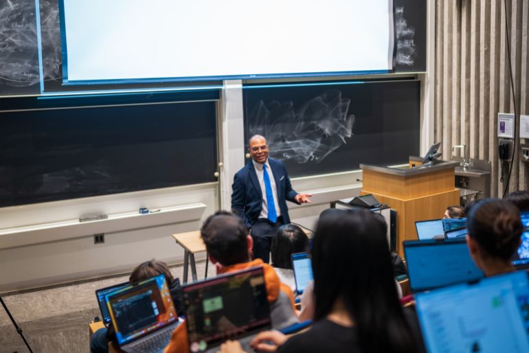 البروفيسور والباحث المغربي أنس باري