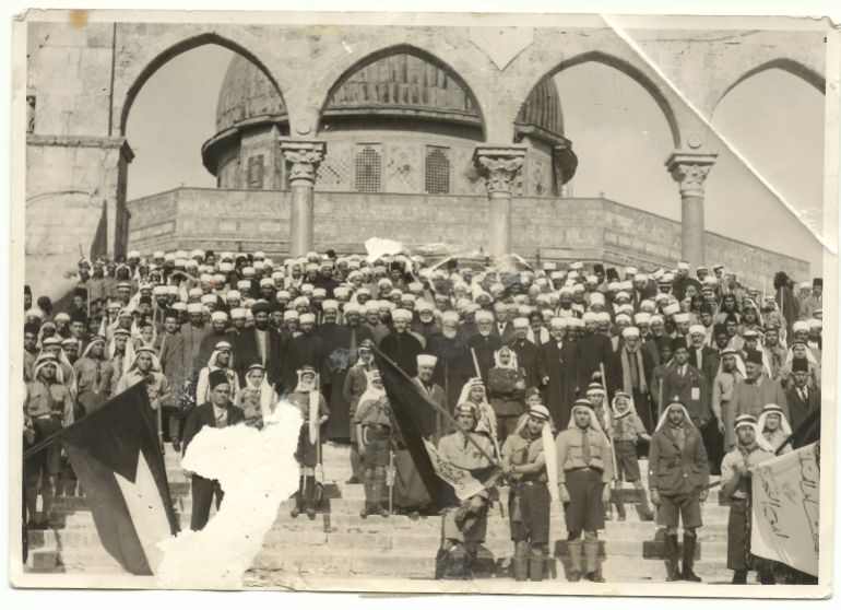 صورة التقطت ما بين عامي 1935 و1936، يظهر فيها أعضاء المؤتمر الإسلامي لعلماء فلسطين، والذي أفتى بتحريم بيع الأراضي أو السمسرة لصالح الصهاينة، يجتمعون في ساحات المسجد الأقصى برفقة فريق من الكشافة.