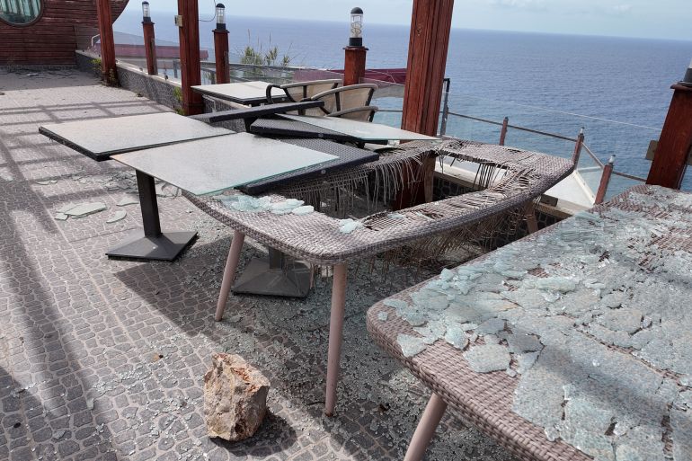 أضرار كبيرة في مطعم أمواج البياضة في بلدة شمع قضاء صور نتيجة الحرب الإسرائيلية (الجزيرة) 3