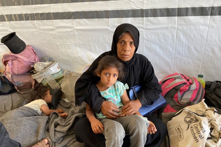 شوقية البريم نازحة مع عائلتها من بلدة بني سهيلا وتواجه الموت والجوع في الشارع-رائد موسى-خان يونس-الجزيرة نت