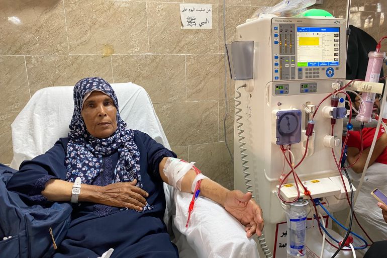 المريضة عائشة النجار تخضع لجلسة غسيل كلى على أحد أجهزة قليلة نجت من التدمير الاسرائيلي في مجمع ناصر الطبي بمدينة خان يونس-رائد موسى-خان يونس-الجزيرة نت