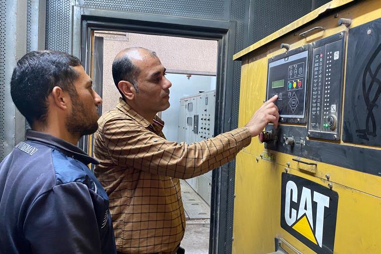 المريضة عائشة النجار تخضع لجلسة غسيل كلى على أحد أجهزة قليلة نجت من التدمير الاسرائيلي في مجمع ناصر الطبي بمدينة خان يونس-رائد موسى-خان يونس-الجزيرة نت