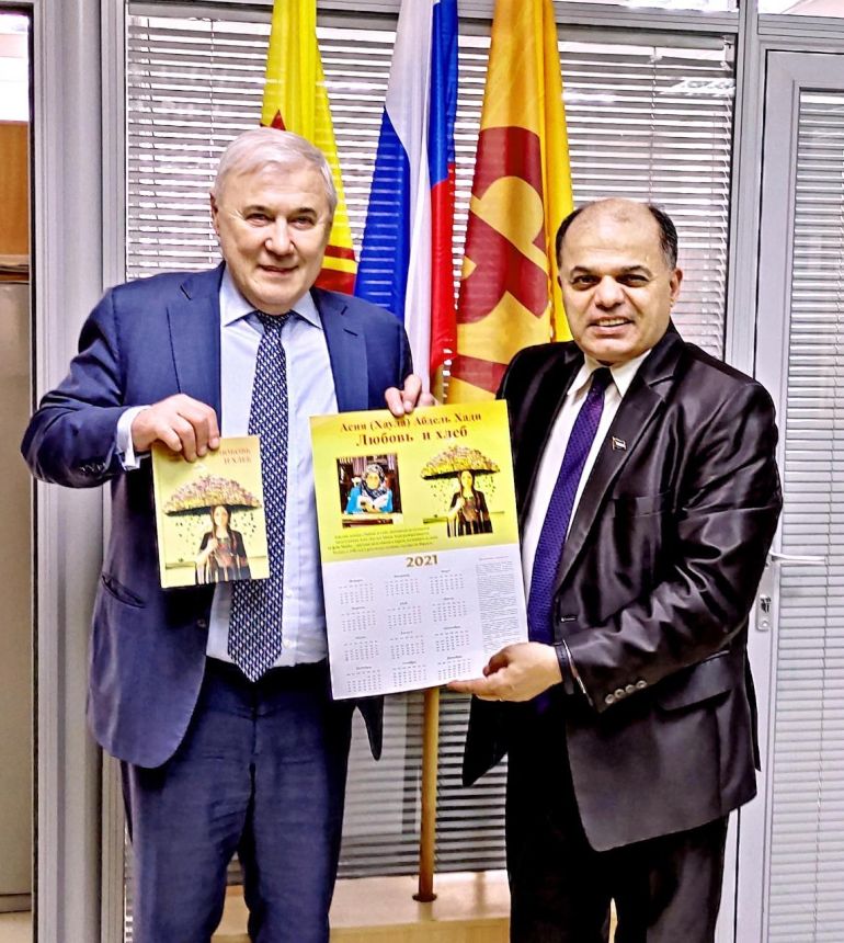 البروفيسور بسام بلعاوي الذي ترجم الرواية ورئيس معهد الثقافة التابع لليونيسكو انجيل ريزاكوفتش تاغيروف يعرضان النسخة الروسية