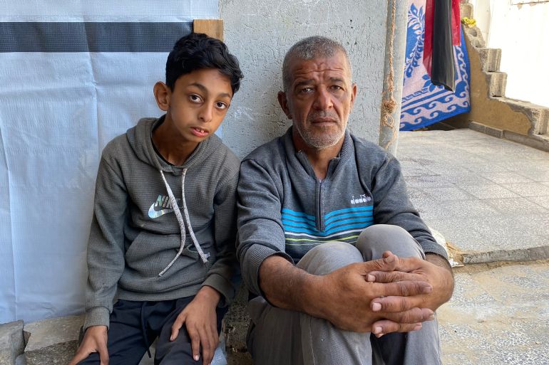 لا يجد باسل البريم طعاما مناسبا لطفله حمزة المصاب بإعاقة ذهنية-رائد موسى-خان يونس-الجزيرة نت