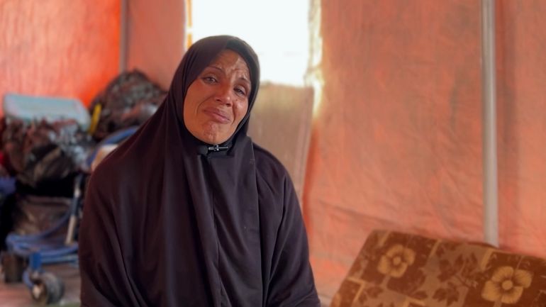 أم زين -والدة الشهيد زين، وحيدها بين بنتين من ذوي الإعاقة