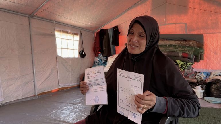 أم زين -والدة الشهيد زين، وحيدها بين بنتين من ذوي الإعاقة