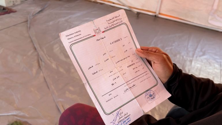 أم زين -والدة الشهيد زين، وحيدها بين بنتين من ذوي الإعاقة