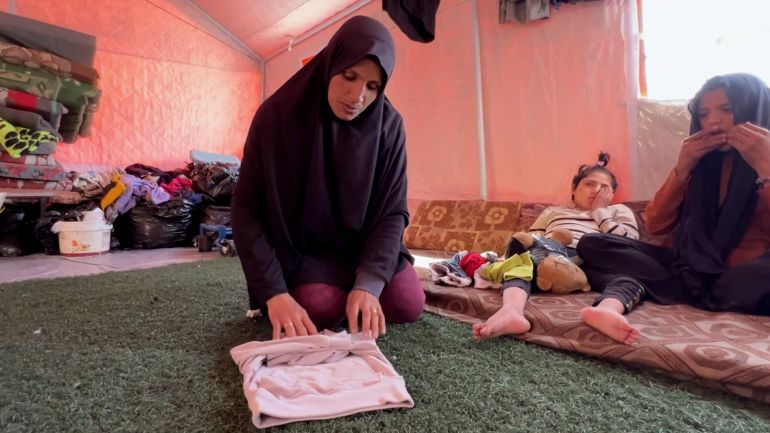 أم زين -والدة الشهيد زين، وحيدها بين بنتين من ذوي الإعاقة