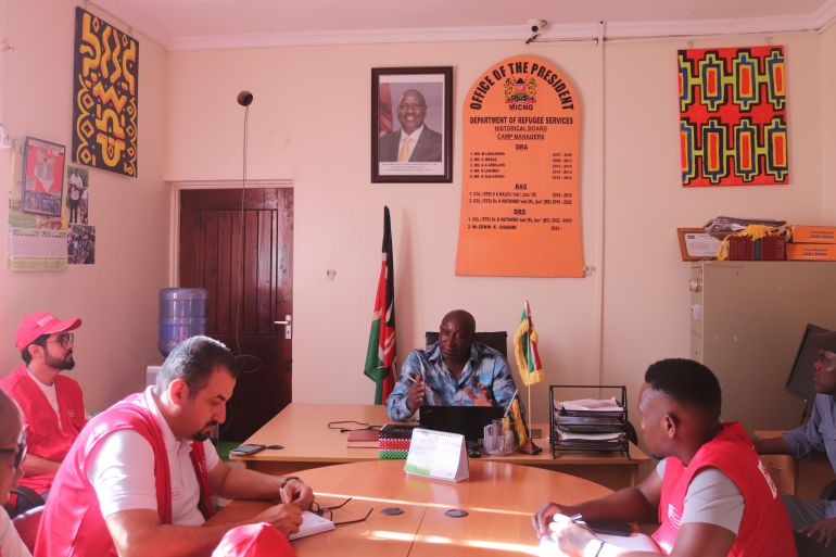 مدير المخيم بقسم خدمات اللاجئين في مخيم كاكوما السيد أدوين شاباري (الجزيرة )