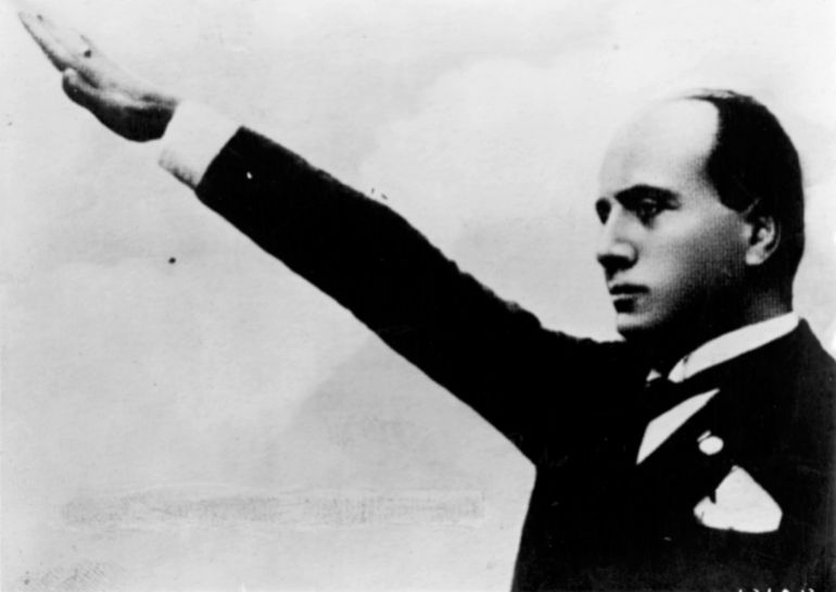 من خلال تنصيب نفسه "رجل القدر"، ادعى موسوليني أن الفاشية تجسد "التجديد الروحي" للشعب الإيطالي