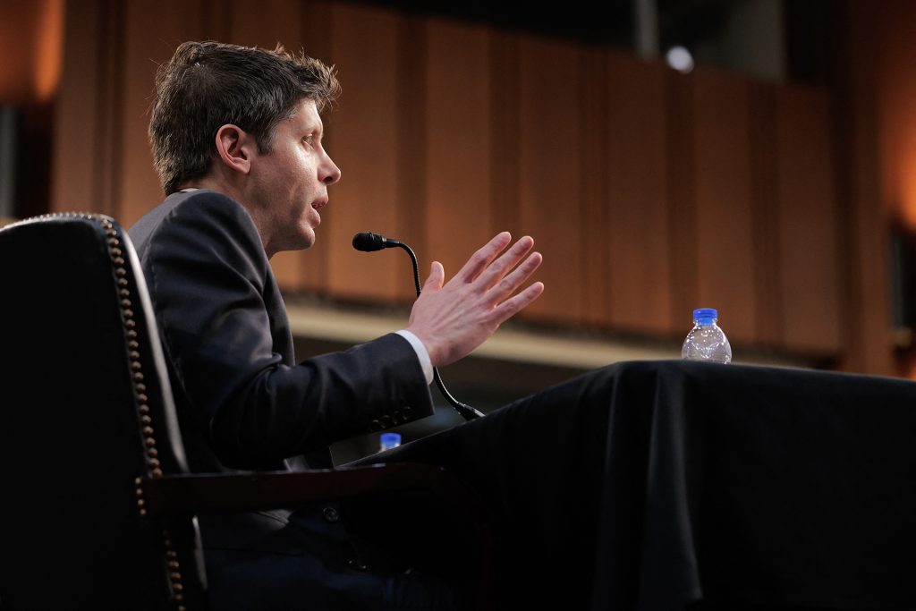 أجهزة سام ألتمان لمسح القرنية تصل إلى المملكة المتحدة