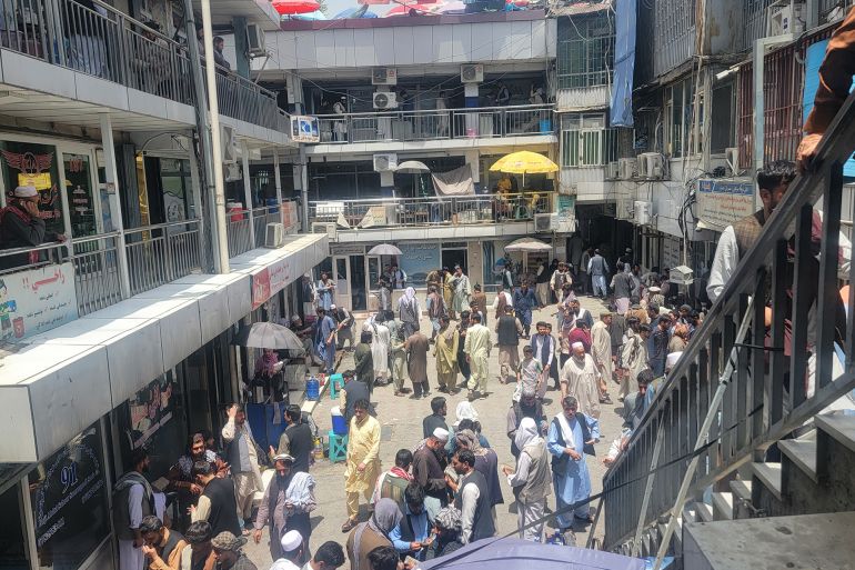 سوق الصرافة في سراي شهزاده بوسط كابل.. نبض الاقتصاد الموازي الذي يعتمد عليه كثير من الأفغان في ظل تراجع الثقة بالبنوك وغياب الاستقرار النقدي.