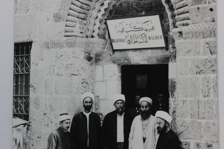 14-صورة أرشيفية تعود ليوم افتتاح المكتبة الخالدية عام 1900(الجزيرة نت)